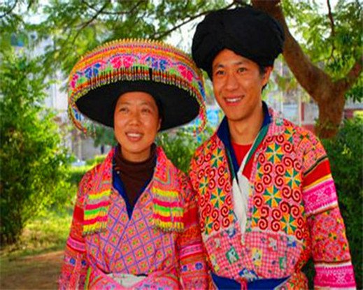 少数民族服饰花纹色彩鲜艳的少数民族服饰的组成元素
