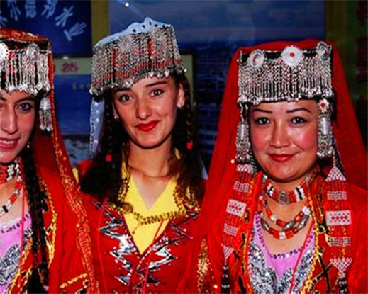 少数民族服饰花纹色彩鲜艳的少数民族服饰的组成元素