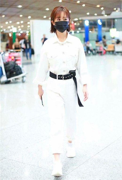 杨紫机场被拍本想秀美腿，却被衣服的图案抢镜，网友：这宣传绝了
