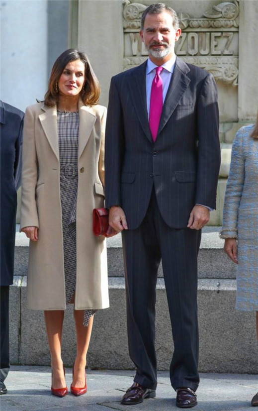 西班牙王后一袭灰格子连衣裙现身，非常优雅显气质！而且已售罄！