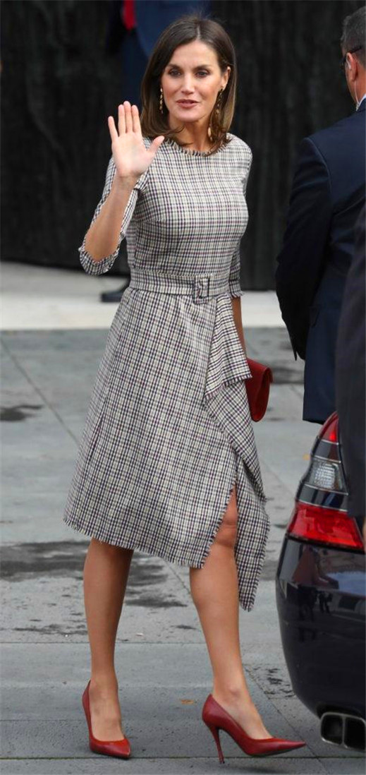 西班牙王后一袭灰格子连衣裙现身，非常优雅显气质！而且已售罄！